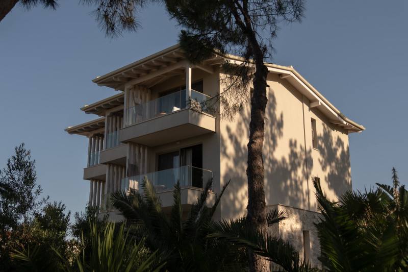 Mako — resort building among pine trees and palms