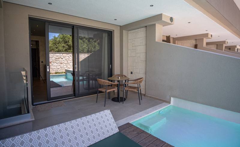 Royal Hotel & Suites — real estate